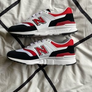 New balance sneakers (womens 8.5/mens 7)